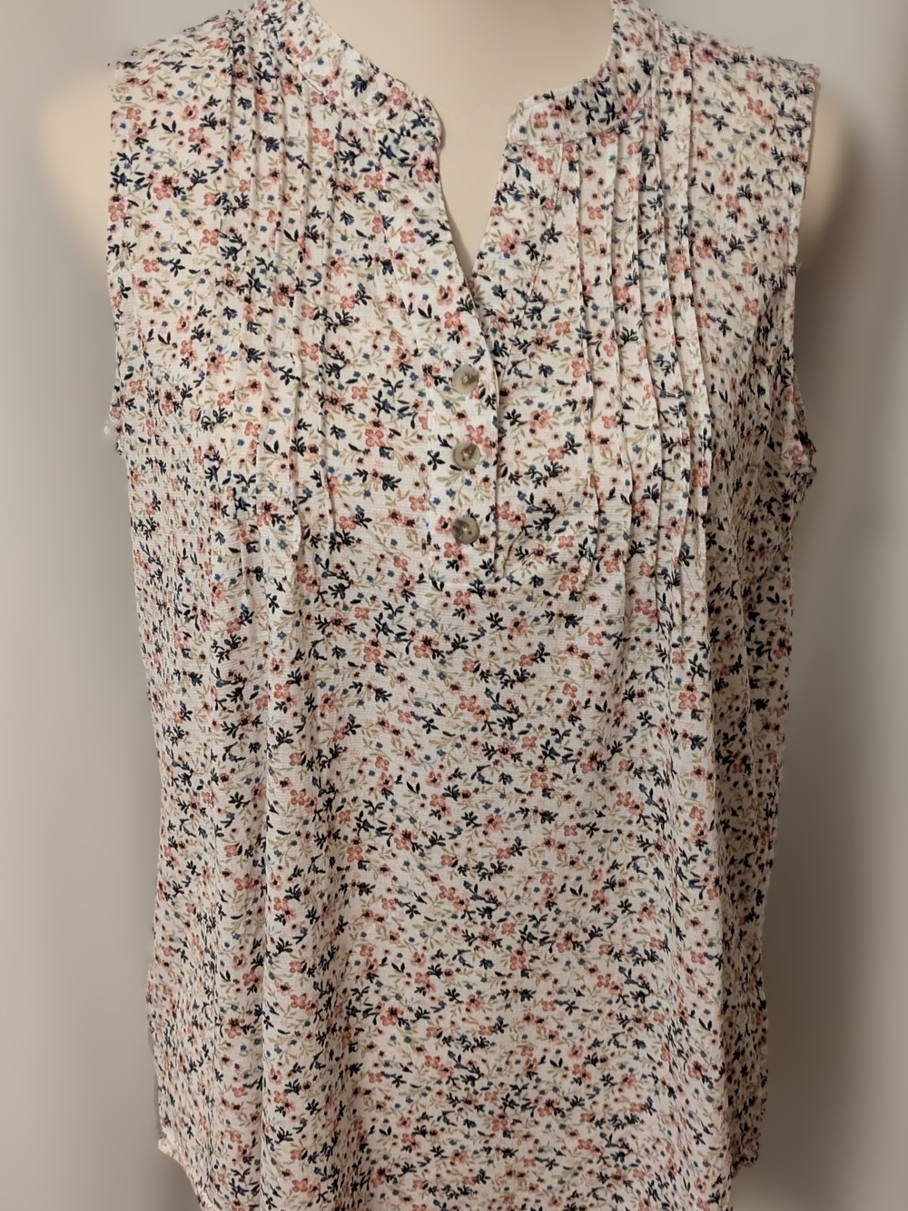 Eden & Olivia Sleeveless Floral Pintuck Top in Cream and Pink